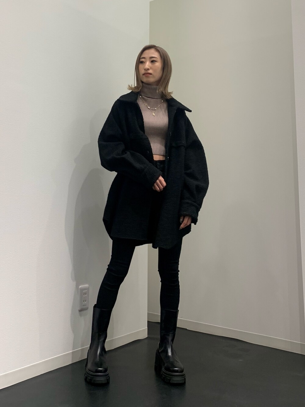 ベージュ系のニット/セーター、ブラック系のブルゾン、ブラック系のデニムパンツを着用したレディースの冬コーディネートの2枚目の写真