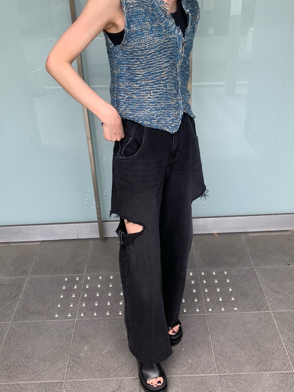 ブルー系のベスト、ブラック系のTシャツ/カットソー、ブラック系のデニムパンツを着用したレディースの夏コーディネートの6枚目の写真