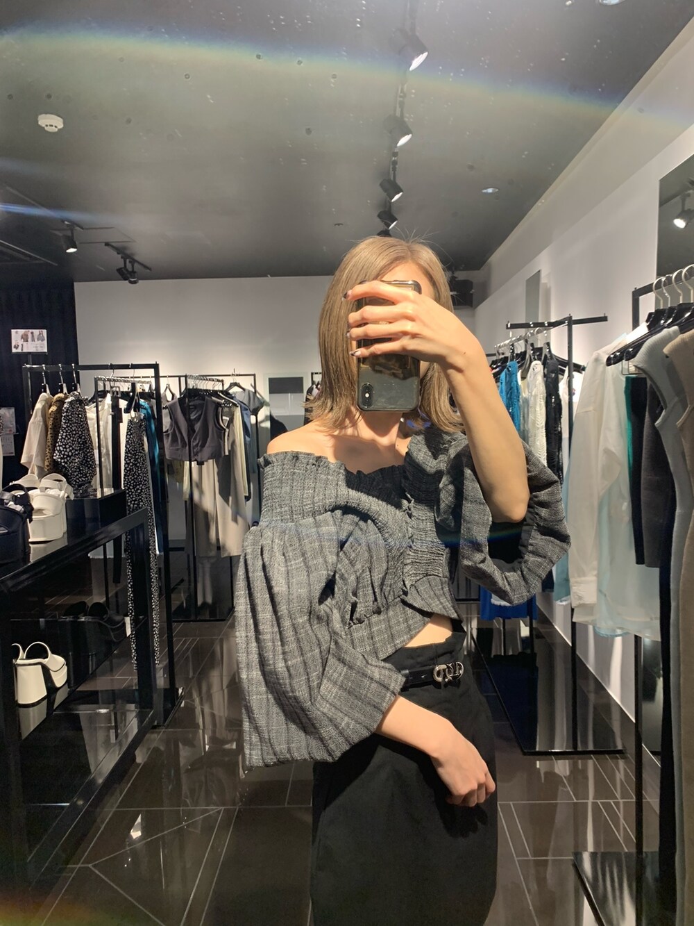 ブラック系のサンダル、ブラック系のTシャツ/カットソー、ブラック系のスカートを着用したレディースの春コーディネートの8枚目の写真