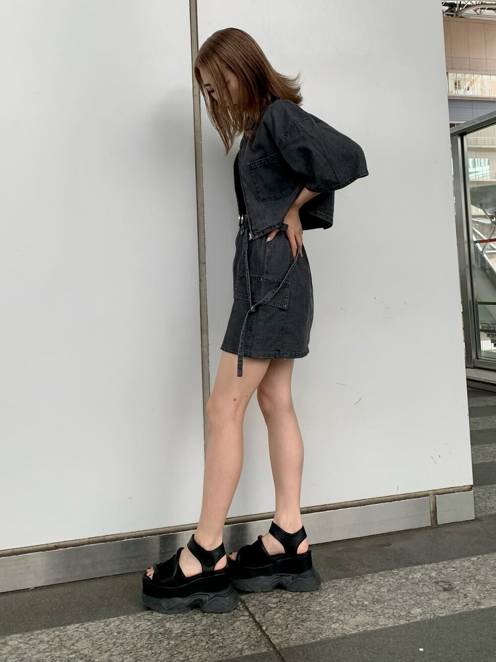 グレー系のシャツ/ブラウス、グレー系のデニムスカート、ブラック系のTシャツ/カットソーを着用したレディースの夏コーディネートの4枚目の写真