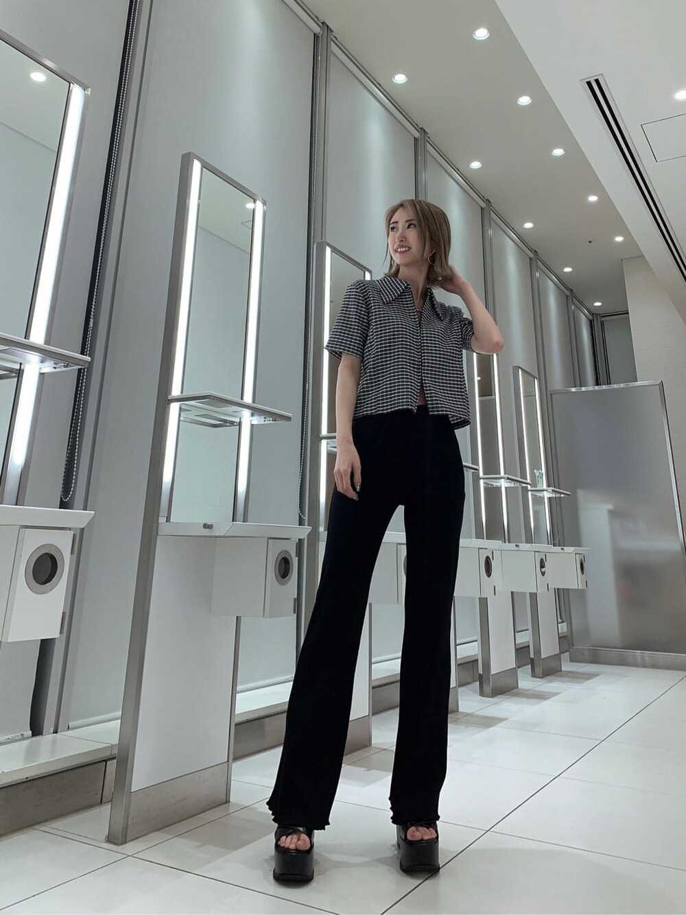 ブラック系のその他パンツ、その他のシャツ/ブラウス、ブラック系のサンダルを着用したレディースの春コーディネートの4枚目の写真