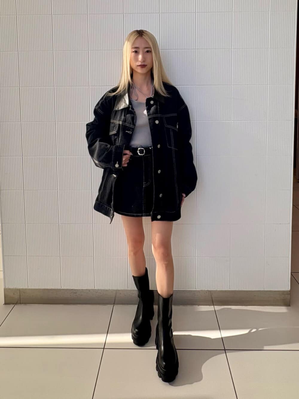 ブルー系のブルゾン、グレー系のニット/セーター、ブルー系のスカートを着用したレディースの冬コーディネートの10枚目の写真