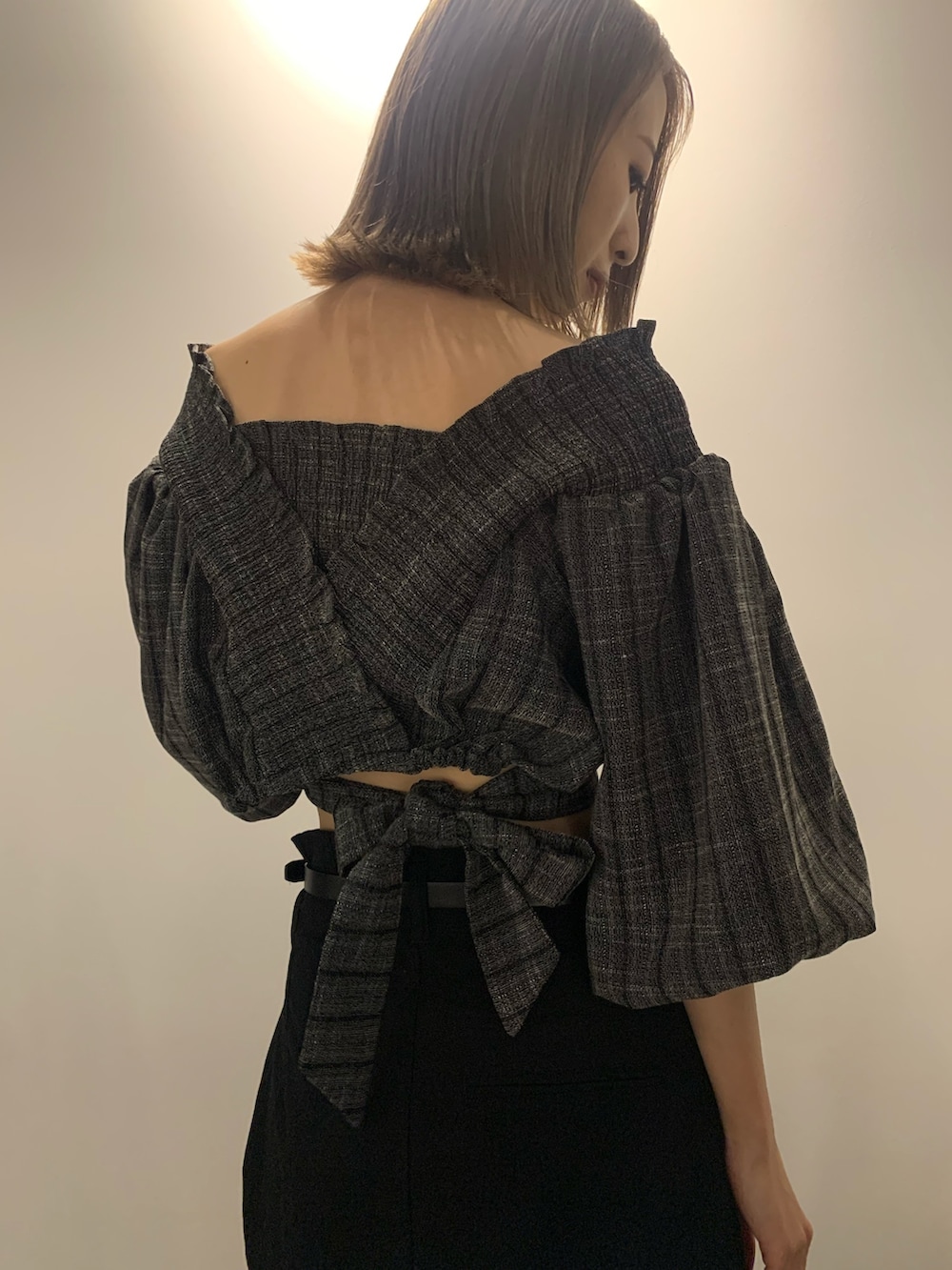 ブラック系のサンダル、ブラック系のTシャツ/カットソー、ブラック系のスカートを着用したレディースの春コーディネートの4枚目の写真