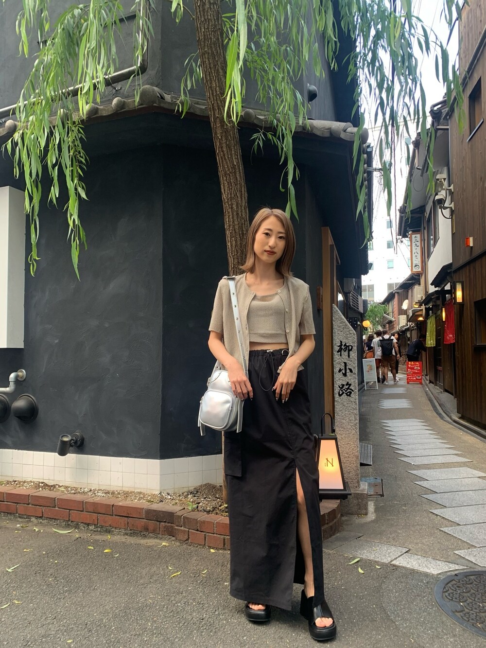 その他のアンサンブル、ブラック系のスカート、ブラック系のサンダルを着用したレディースの春コーディネートの4枚目の写真