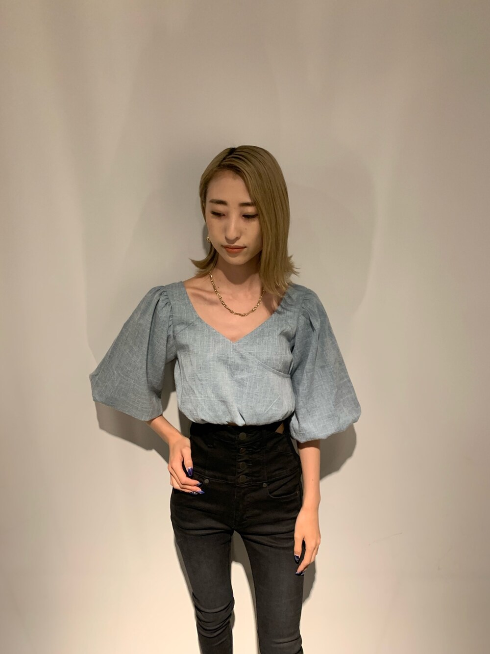 ブルー系のTシャツ/カットソー、ブラック系のデニムパンツ、ブラック系のサンダルを着用したレディースの夏コーディネートの5枚目の写真