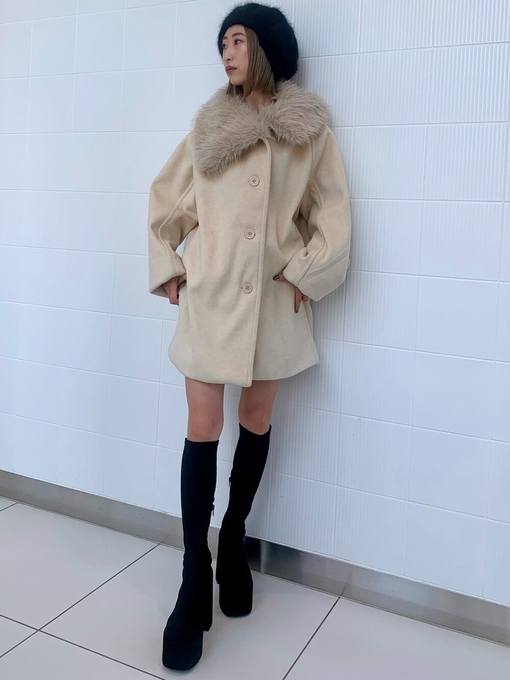 ホワイト系のピーコート、その他のブーツ、ブラック系のハンチング/ベレー帽を着用したレディースの冬コーディネートの2枚目の写真