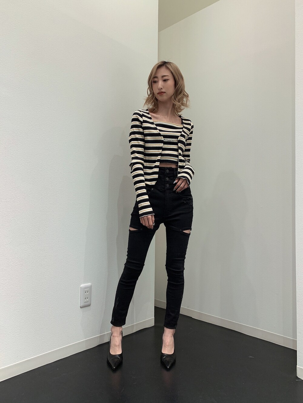 その他のTシャツ/カットソー、ブラック系のデニムパンツ、ブラック系のパンプスを着用したレディースの春コーディネートの4枚目の写真