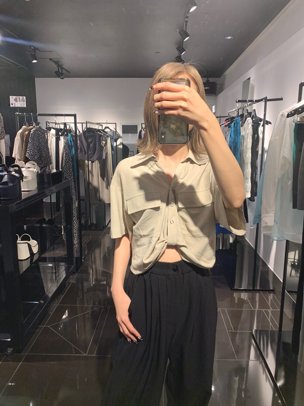 ベージュ系のシャツ/ブラウス、ブラック系のその他パンツ、ブラック系のサンダルを着用したレディースの春コーディネートの8枚目の写真