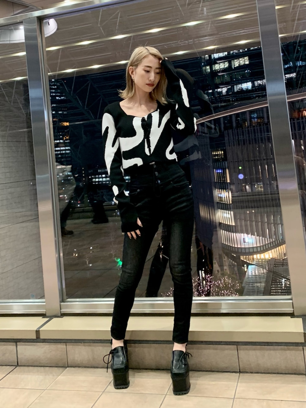 ブラック系のデニムパンツ、ブラック系のキャミソール、その他のニット/セーターを着用したレディースの冬コーディネートの3枚目の写真