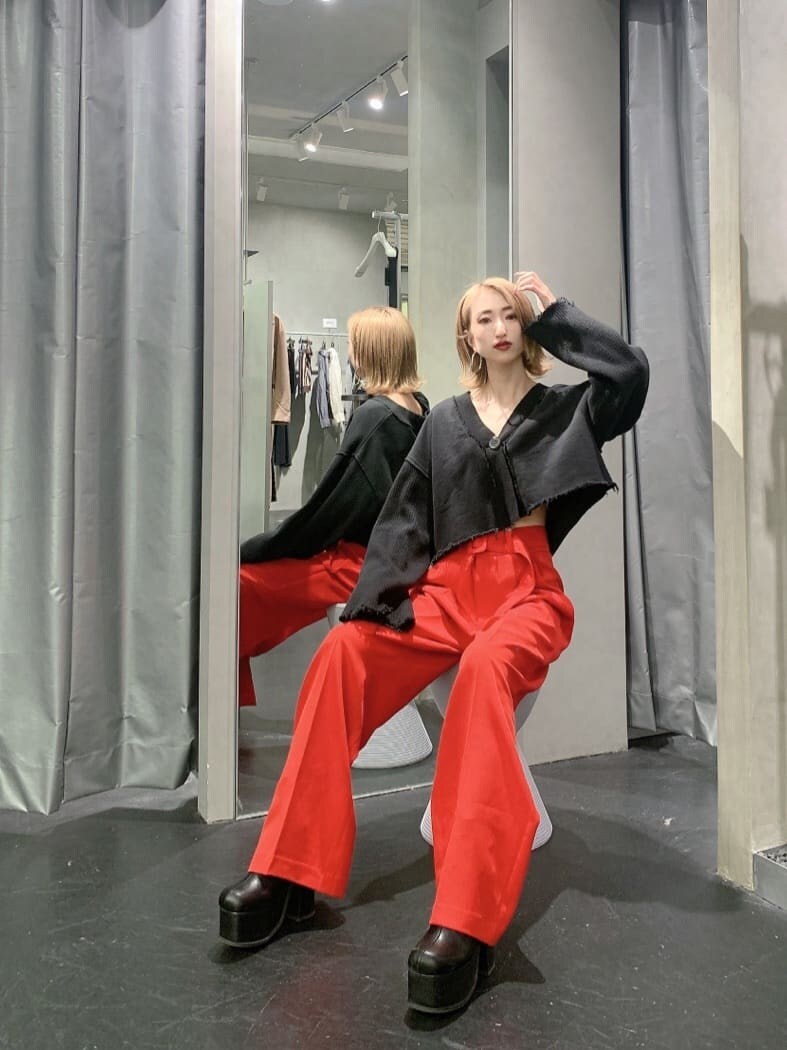 ブラック系のカーディガン/ボレロ、レッド系のその他パンツ、ブラック系のブーツを着用したレディースの秋コーディネートの4枚目の写真