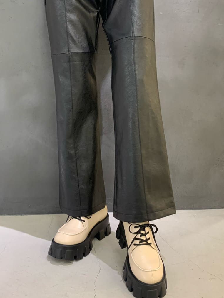 ブラック系のその他パンツ、ブラック系のシャツ/ブラウス、ホワイト系のローファーを着用したレディースの秋コーディネートの5枚目の写真