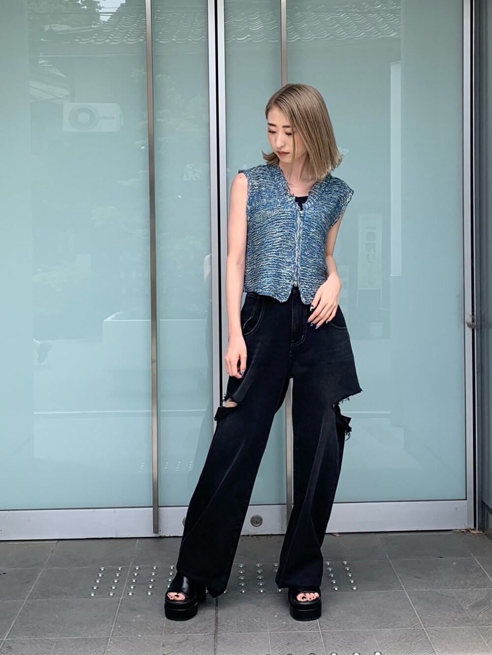 ブルー系のベスト、ブラック系のTシャツ/カットソー、ブラック系のデニムパンツを着用したレディースの夏コーディネートの4枚目の写真