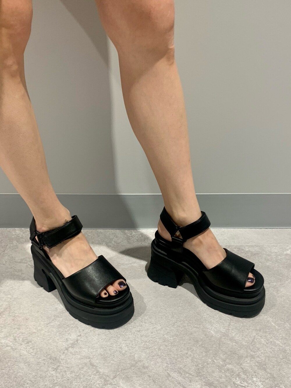 ブルー系のTシャツ/カットソー、ブラック系のハンドバッグ、ブラック系のサンダルを着用したレディースの夏コーディネートの9枚目の写真