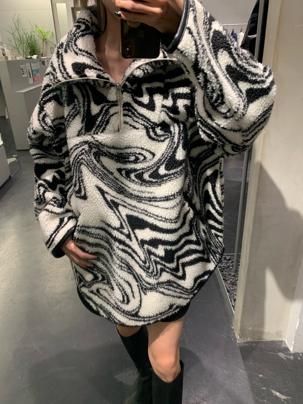 ブラック系のTシャツ/カットソー、ブラック系のブーツ、ブラック系のスカートを着用したレディースの秋コーディネートの4枚目の写真