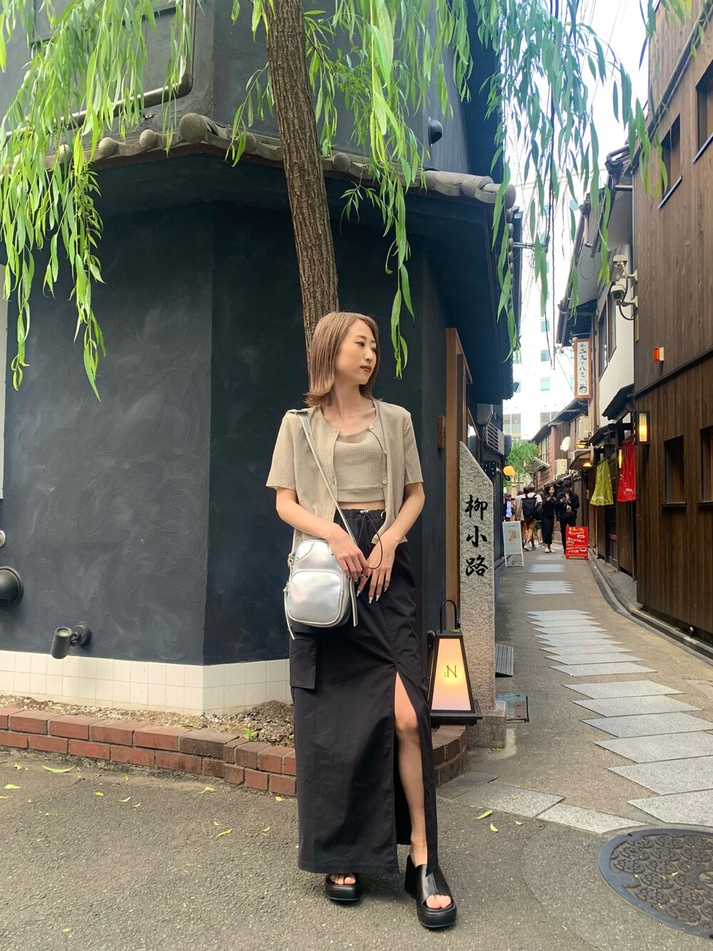 その他のアンサンブル、ブラック系のスカート、ブラック系のサンダルを着用したレディースの春コーディネートの3枚目の写真