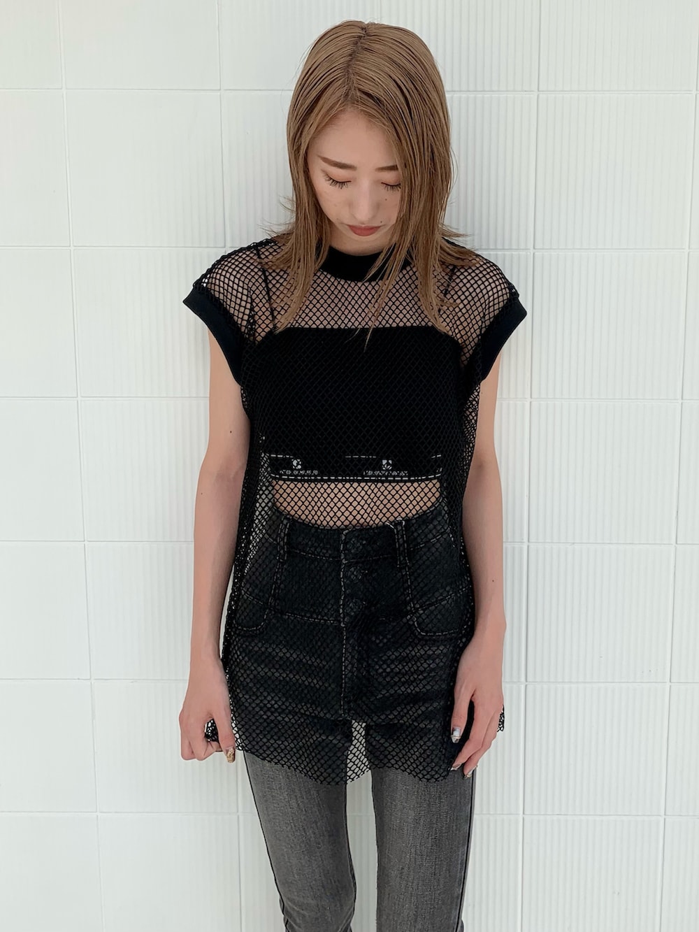 ブラック系のTシャツ/カットソー、グレー系のデニムパンツ、ブラック系のサンダルを着用したレディースの夏コーディネートの7枚目の写真