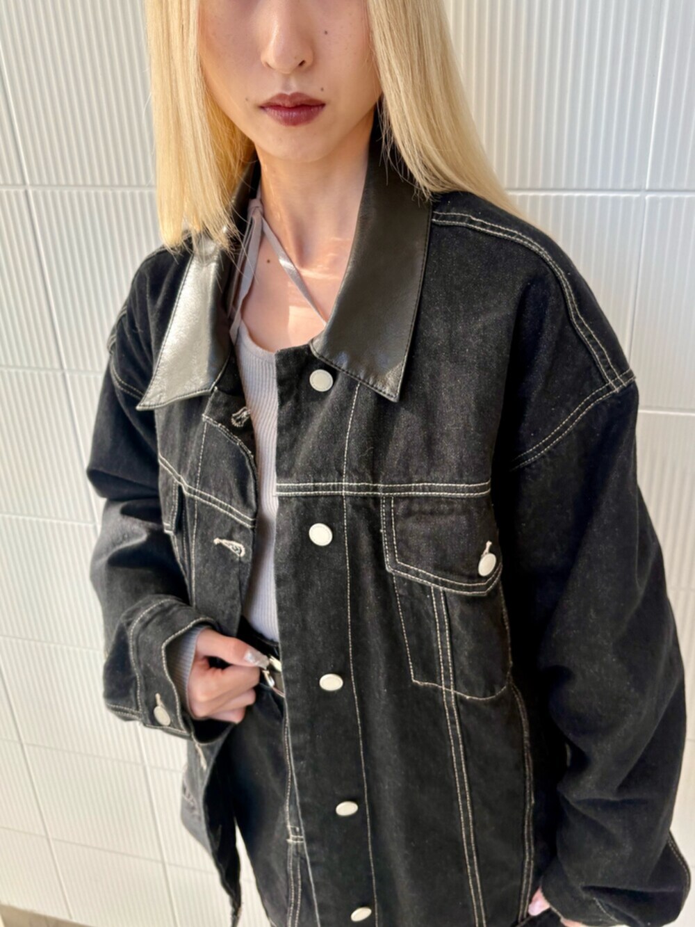 ブルー系のブルゾン、グレー系のニット/セーター、ブルー系のスカートを着用したレディースの冬コーディネートの5枚目の写真