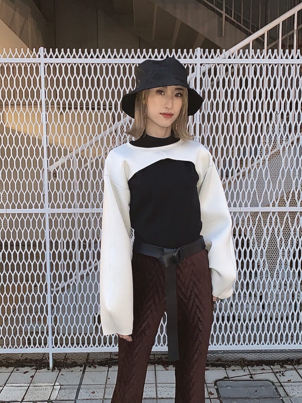 ブラウン系のその他パンツ、ホワイト系のTシャツ/カットソー、ブラック系のTシャツ/カットソーを着用したレディースの夏コーディネートの4枚目の写真