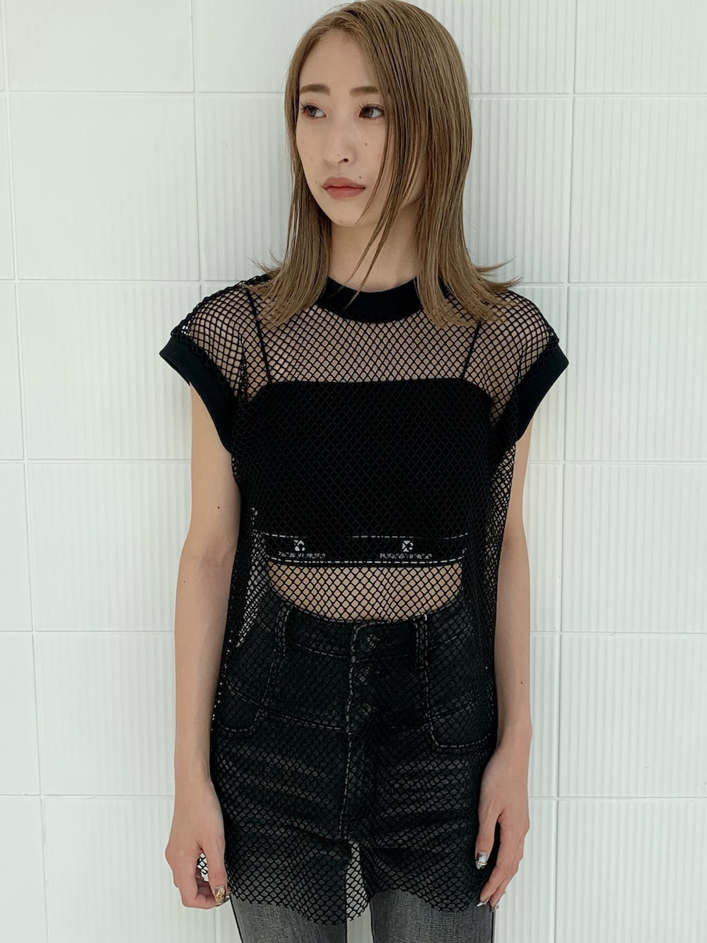 ブラック系のTシャツ/カットソー、グレー系のデニムパンツ、ブラック系のサンダルを着用したレディースの夏コーディネートの5枚目の写真