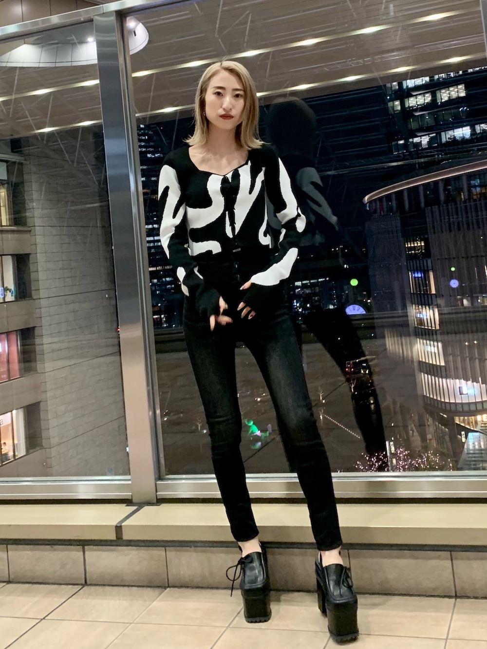 ブラック系のデニムパンツ、ブラック系のキャミソール、その他のニット/セーターを着用したレディースの冬コーディネートの4枚目の写真