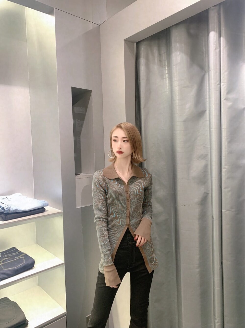 その他のカーディガン/ボレロ、ブラック系のブーツ、ブラック系のデニムパンツを着用したレディースの秋コーディネートの6枚目の写真