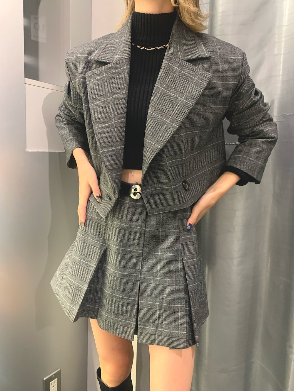 その他のスカート、その他のテーラードジャケット、ブラック系のニット/セーターを着用したレディースの秋コーディネートの4枚目の写真