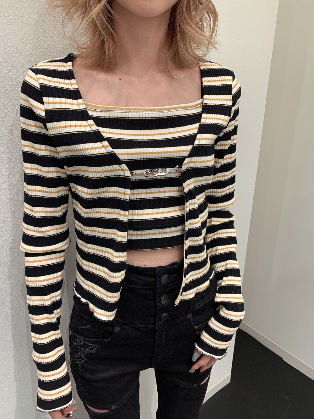 その他のTシャツ/カットソー、ブラック系のデニムパンツ、ブラック系のパンプスを着用したレディースの春コーディネートの6枚目の写真