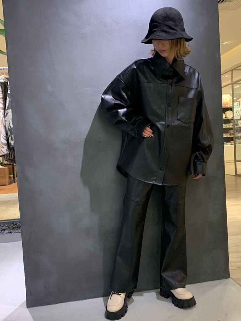 ブラック系のその他パンツ、ブラック系のシャツ/ブラウス、ホワイト系のローファーを着用したレディースの秋コーディネートの4枚目の写真