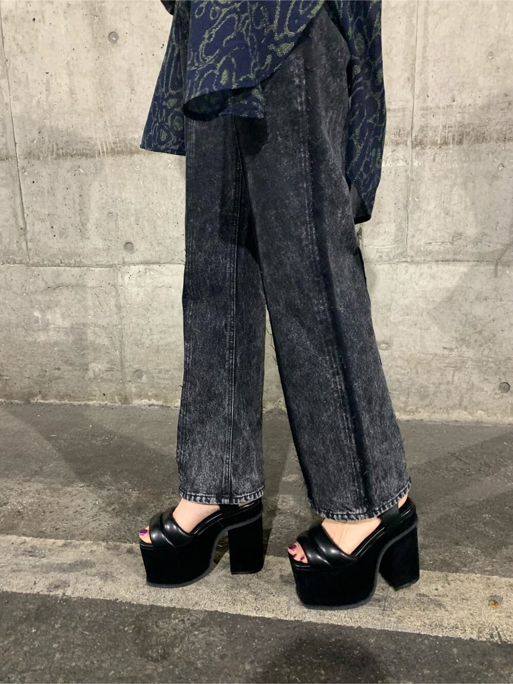 その他のシャツ/ブラウス、ブラック系のサンダル、ブラック系のニット/セーターを着用したレディースの夏コーディネートの8枚目の写真