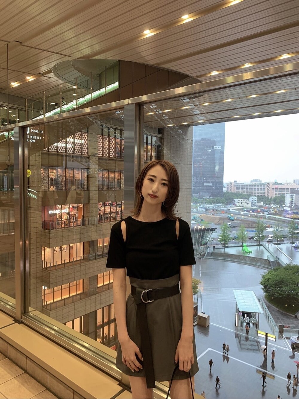 グレー系のスカート、ブラック系のサンダル、ブラック系のハンドバッグを着用したレディースの夏コーディネートの5枚目の写真