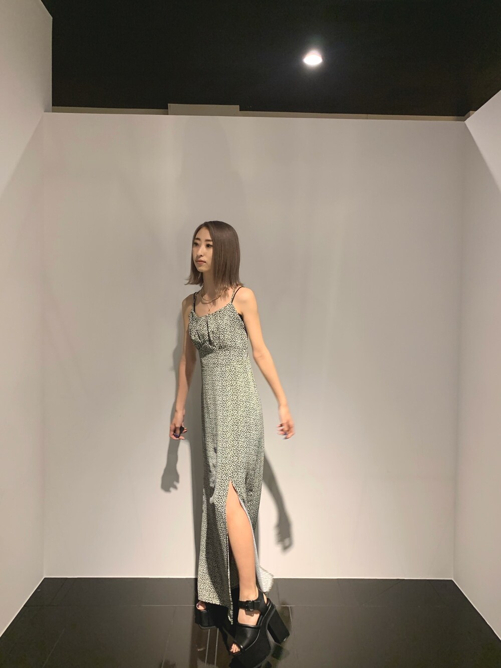 ブラック系のキャミソール、その他のワンピース、ブラック系のサンダルを着用したレディースの春コーディネートの6枚目の写真