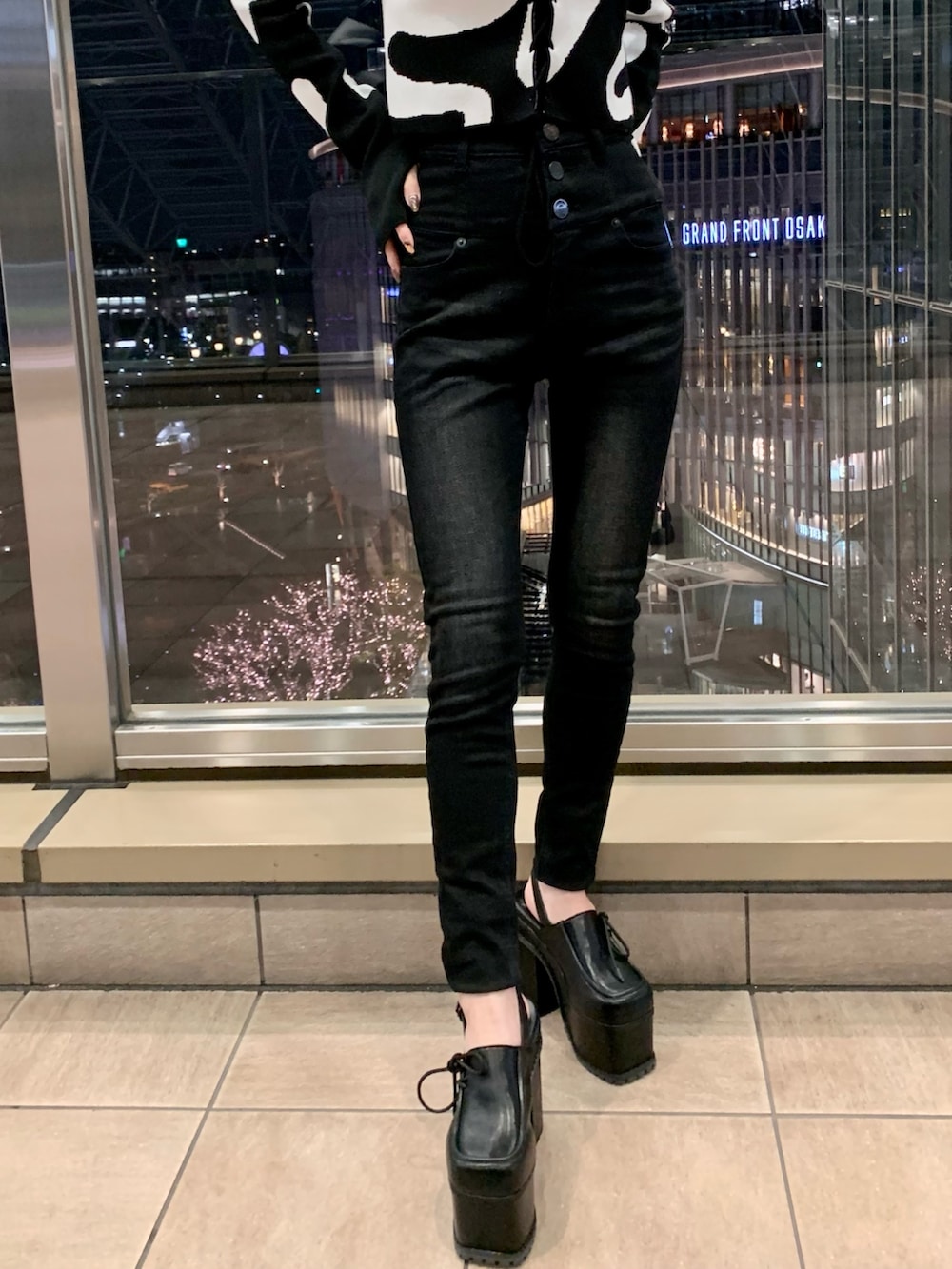 ブラック系のデニムパンツ、ブラック系のキャミソール、その他のニット/セーターを着用したレディースの冬コーディネートの7枚目の写真