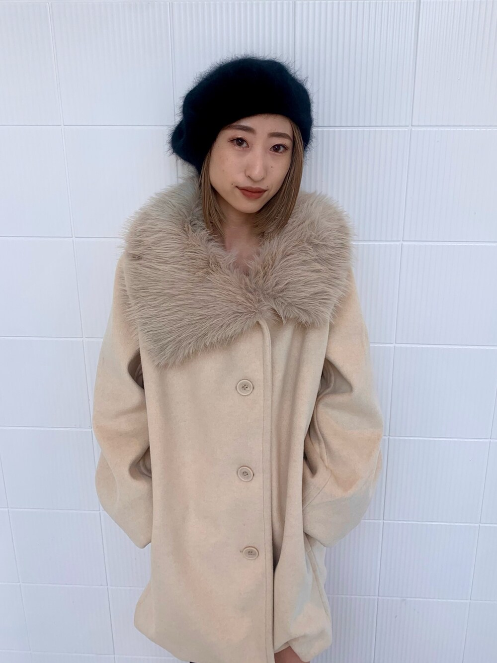 ホワイト系のピーコート、その他のブーツ、ブラック系のハンチング/ベレー帽を着用したレディースの冬コーディネートの5枚目の写真