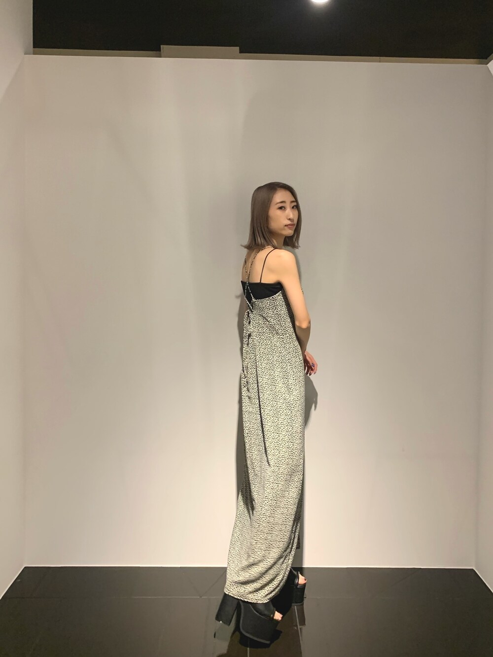 ブラック系のキャミソール、その他のワンピース、ブラック系のサンダルを着用したレディースの春コーディネートの9枚目の写真