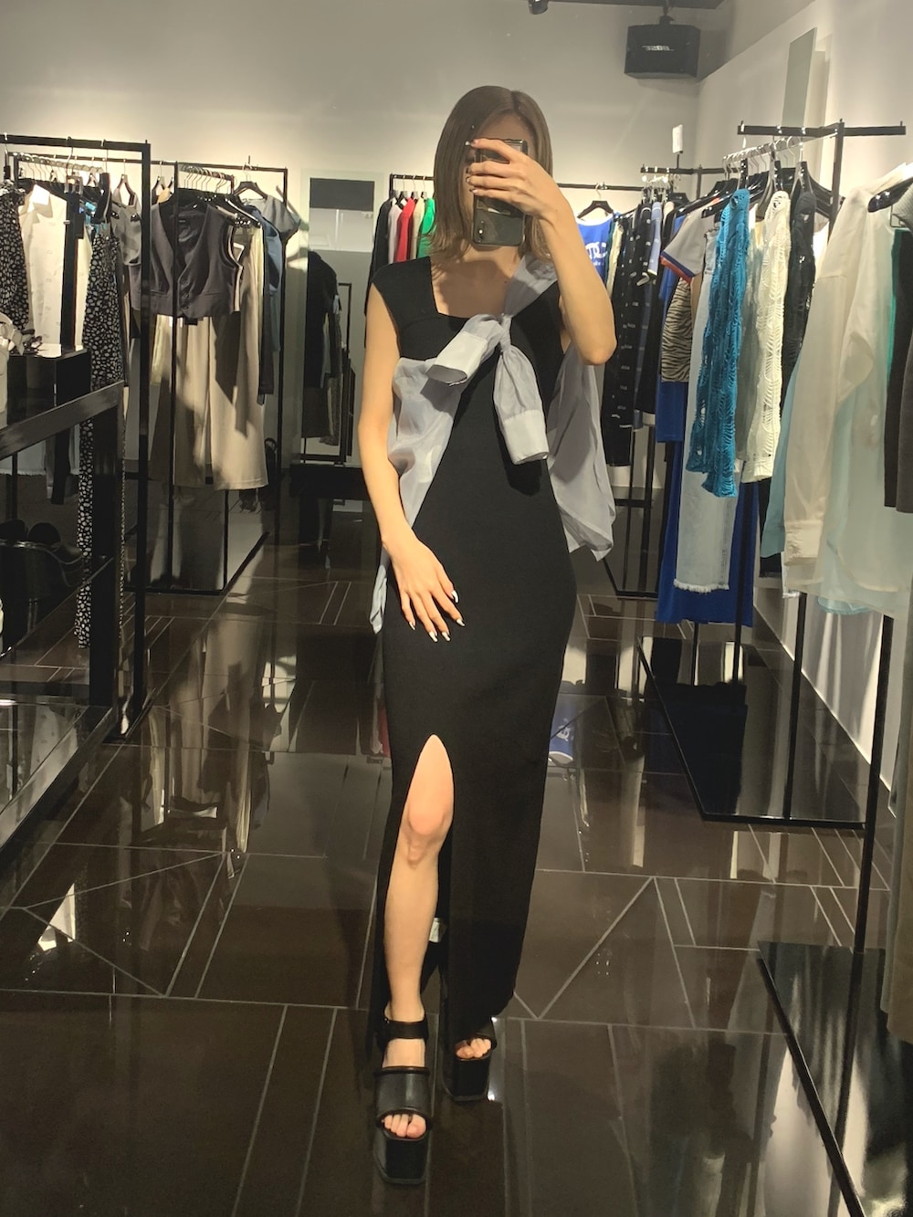 ブラック系のワンピース、グレー系のシャツ/ブラウス、ブラック系のサンダルを着用したレディースの春コーディネートの3枚目の写真