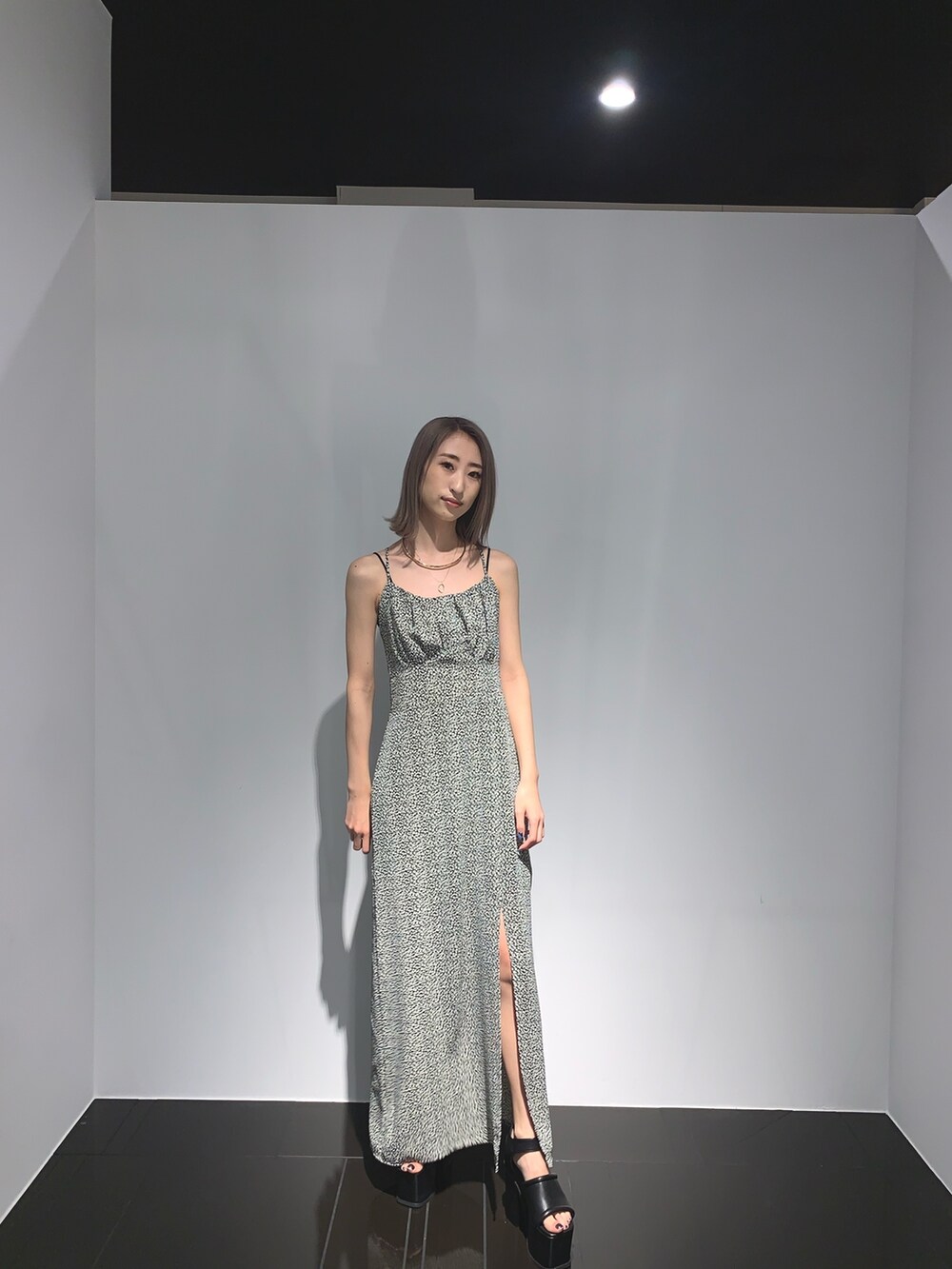 ブラック系のキャミソール、その他のワンピース、ブラック系のサンダルを着用したレディースの春コーディネートの2枚目の写真