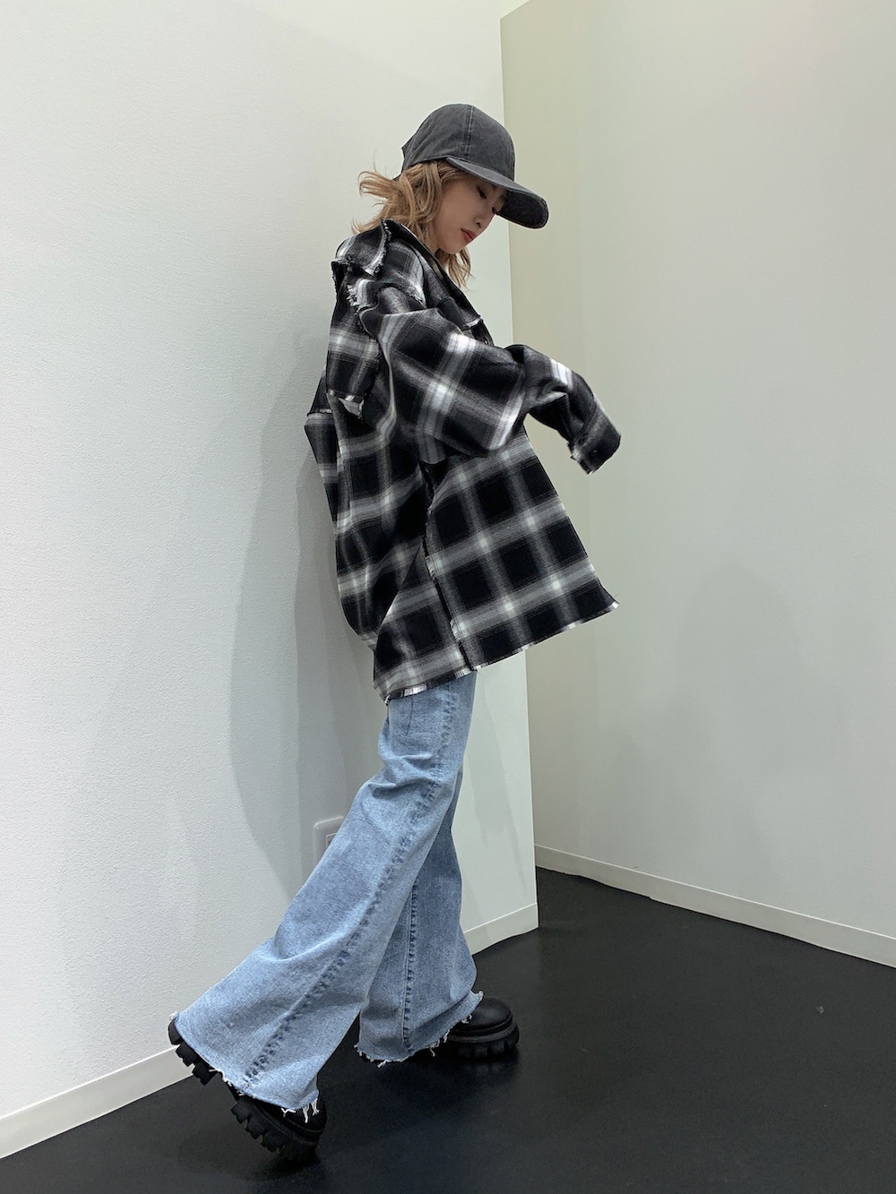 ブラック系のシャツ/ブラウス、ホワイト系のキャミソール、ブルー系のデニムパンツを着用したレディースの春コーディネートの2枚目の写真