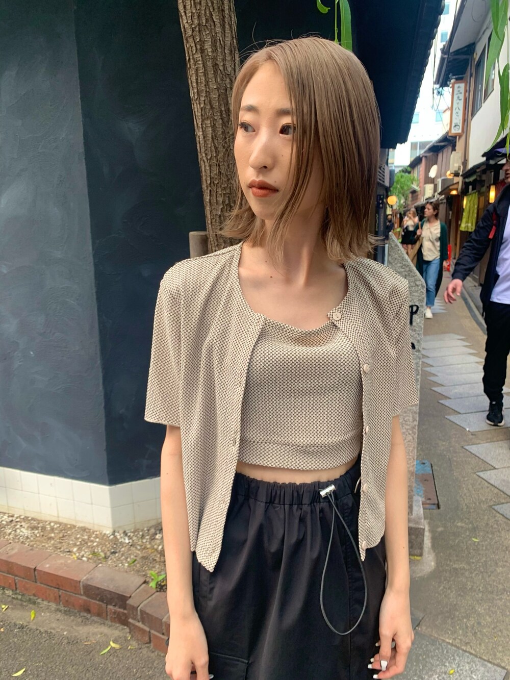 その他のアンサンブル、ブラック系のスカート、ブラック系のサンダルを着用したレディースの春コーディネートの5枚目の写真