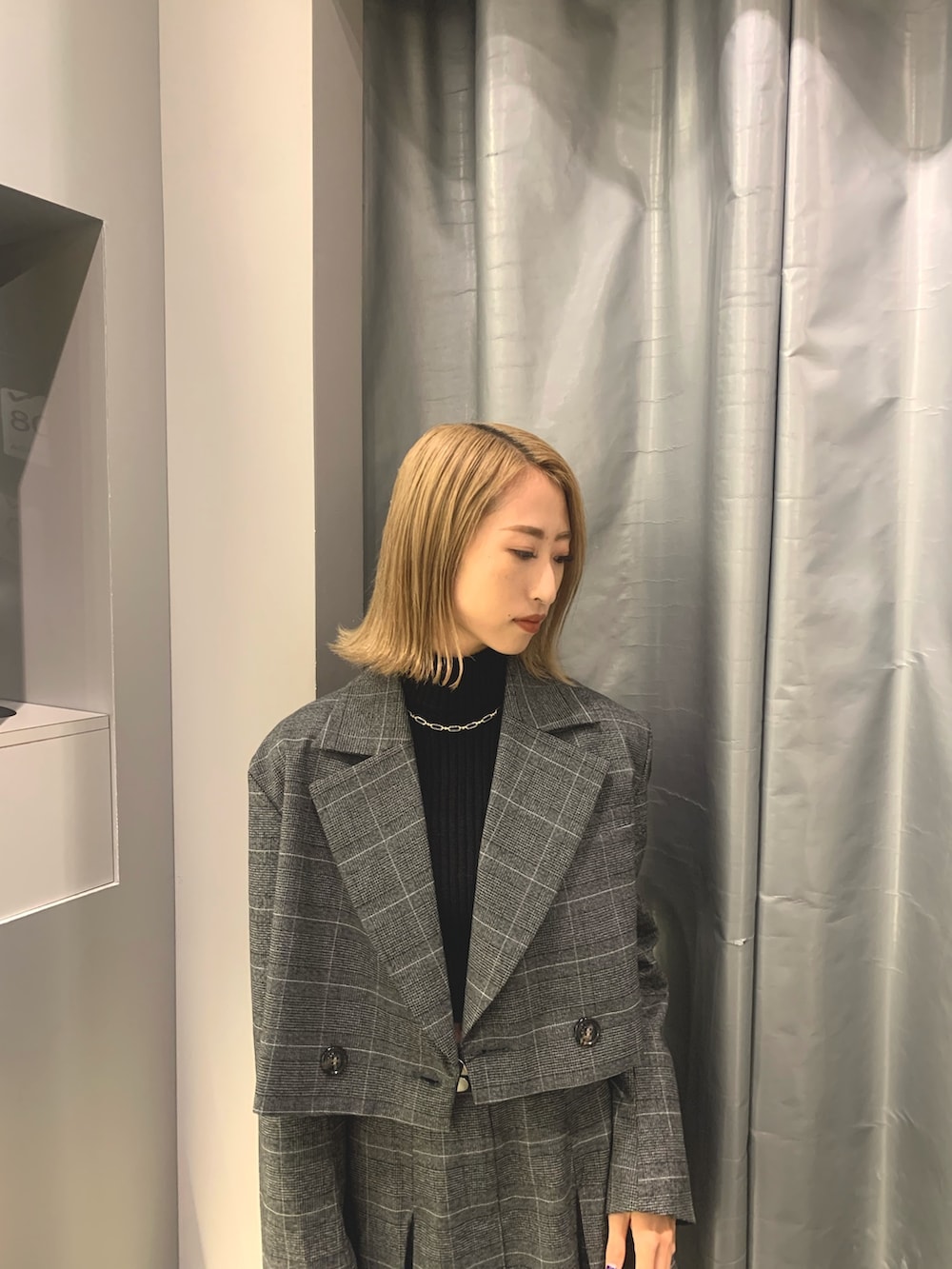 その他のスカート、その他のテーラードジャケット、ブラック系のニット/セーターを着用したレディースの秋コーディネートの7枚目の写真