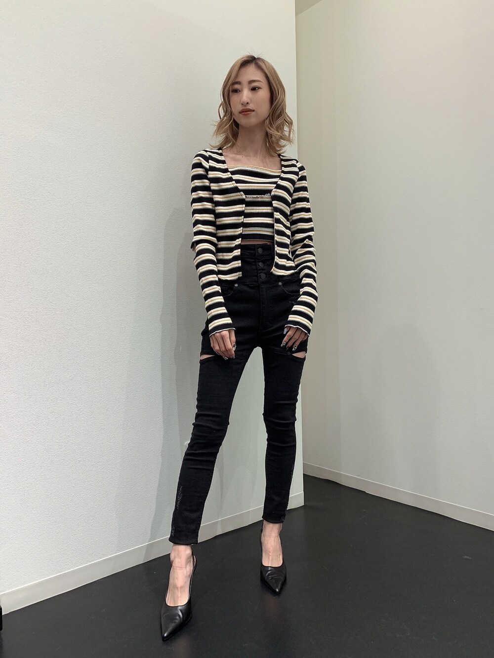 その他のTシャツ/カットソー、ブラック系のデニムパンツ、ブラック系のパンプスを着用したレディースの春コーディネートの2枚目の写真