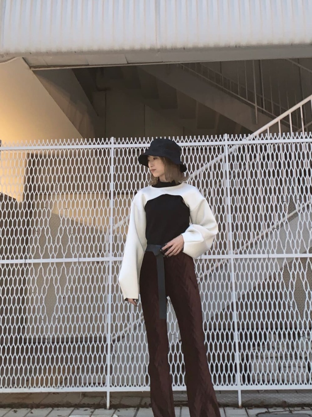 ブラウン系のその他パンツ、ホワイト系のTシャツ/カットソー、ブラック系のTシャツ/カットソーを着用したレディースの夏コーディネートの3枚目の写真