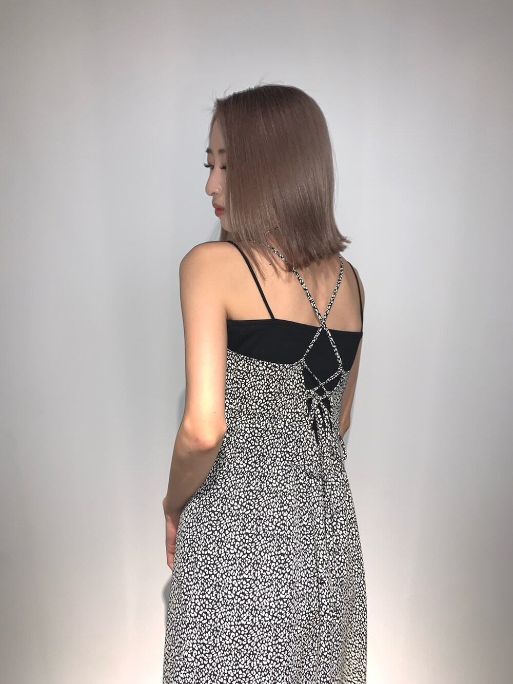 ブラック系のキャミソール、その他のワンピース、ブラック系のサンダルを着用したレディースの春コーディネートの4枚目の写真