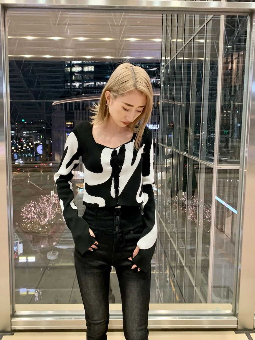 ブラック系のデニムパンツ、ブラック系のキャミソール、その他のニット/セーターを着用したレディースの冬コーディネートの5枚目の写真