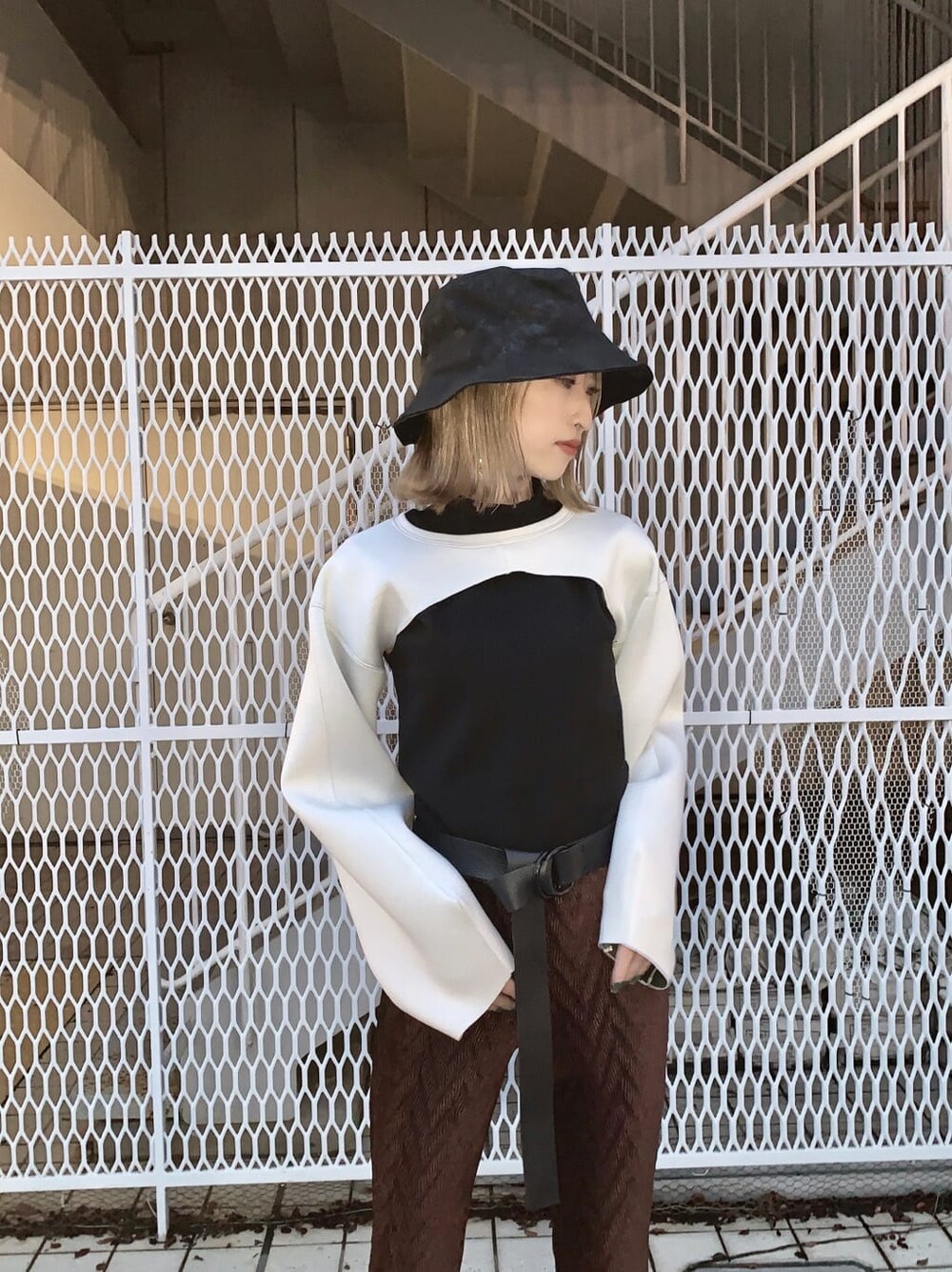 ブラウン系のその他パンツ、ホワイト系のTシャツ/カットソー、ブラック系のTシャツ/カットソーを着用したレディースの夏コーディネートの5枚目の写真