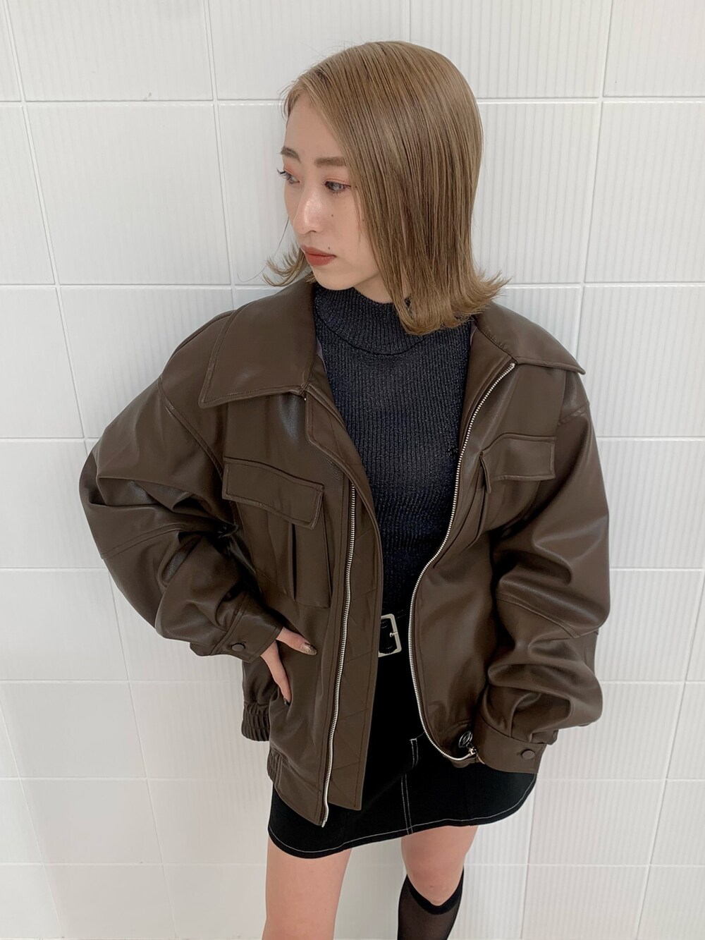 ブラウン系のブルゾン、その他のニット/セーター、ブラック系のスカートを着用したレディースの冬コーディネートの7枚目の写真