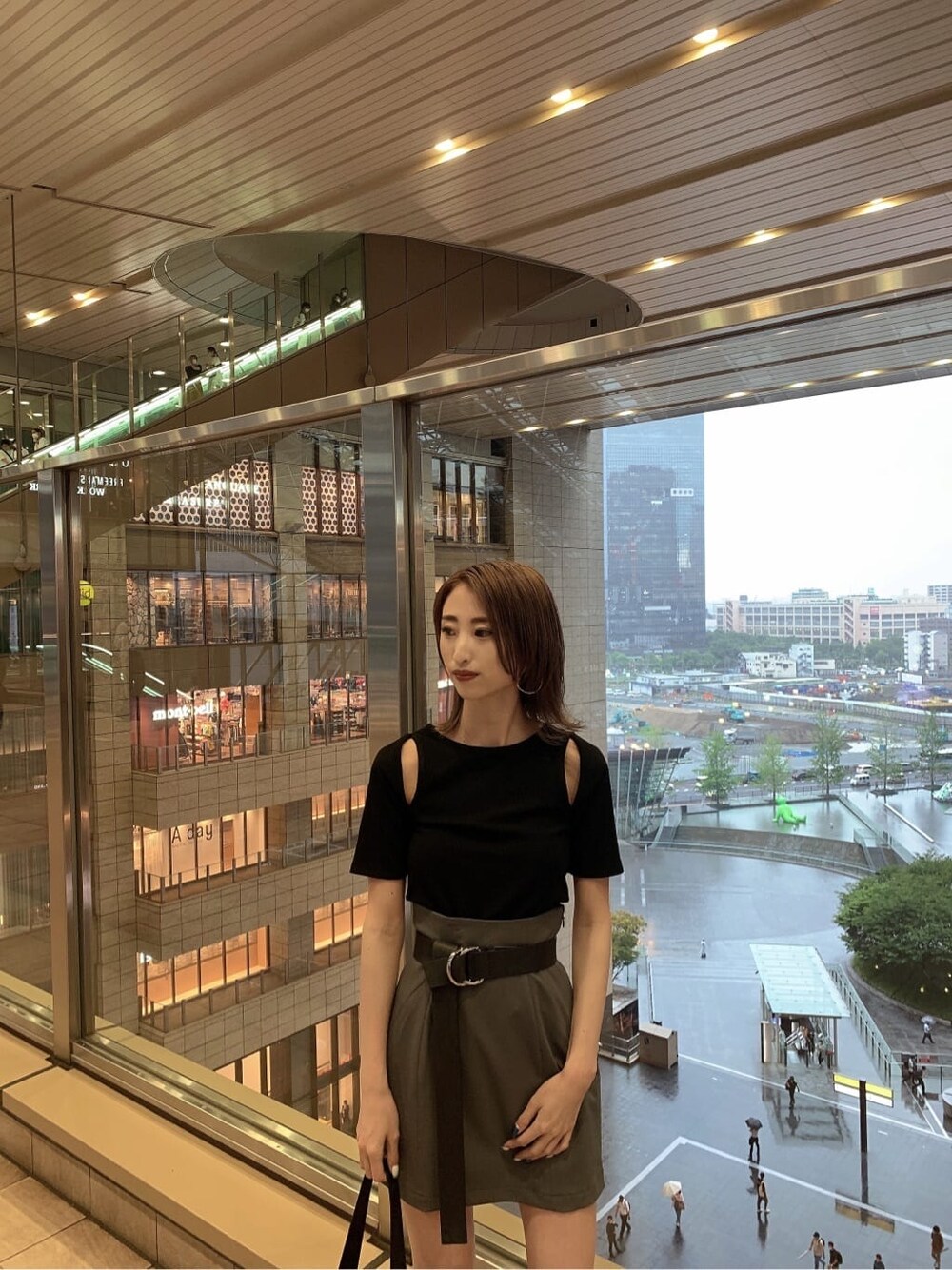 グレー系のスカート、ブラック系のサンダル、ブラック系のハンドバッグを着用したレディースの夏コーディネートの6枚目の写真