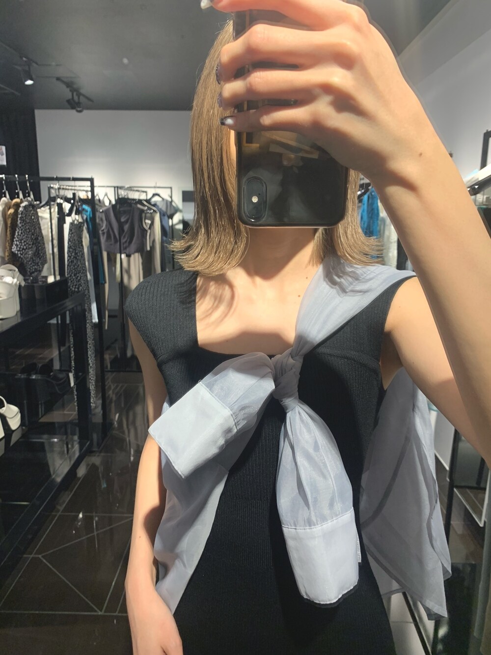 ブラック系のワンピース、グレー系のシャツ/ブラウス、ブラック系のサンダルを着用したレディースの春コーディネートの5枚目の写真