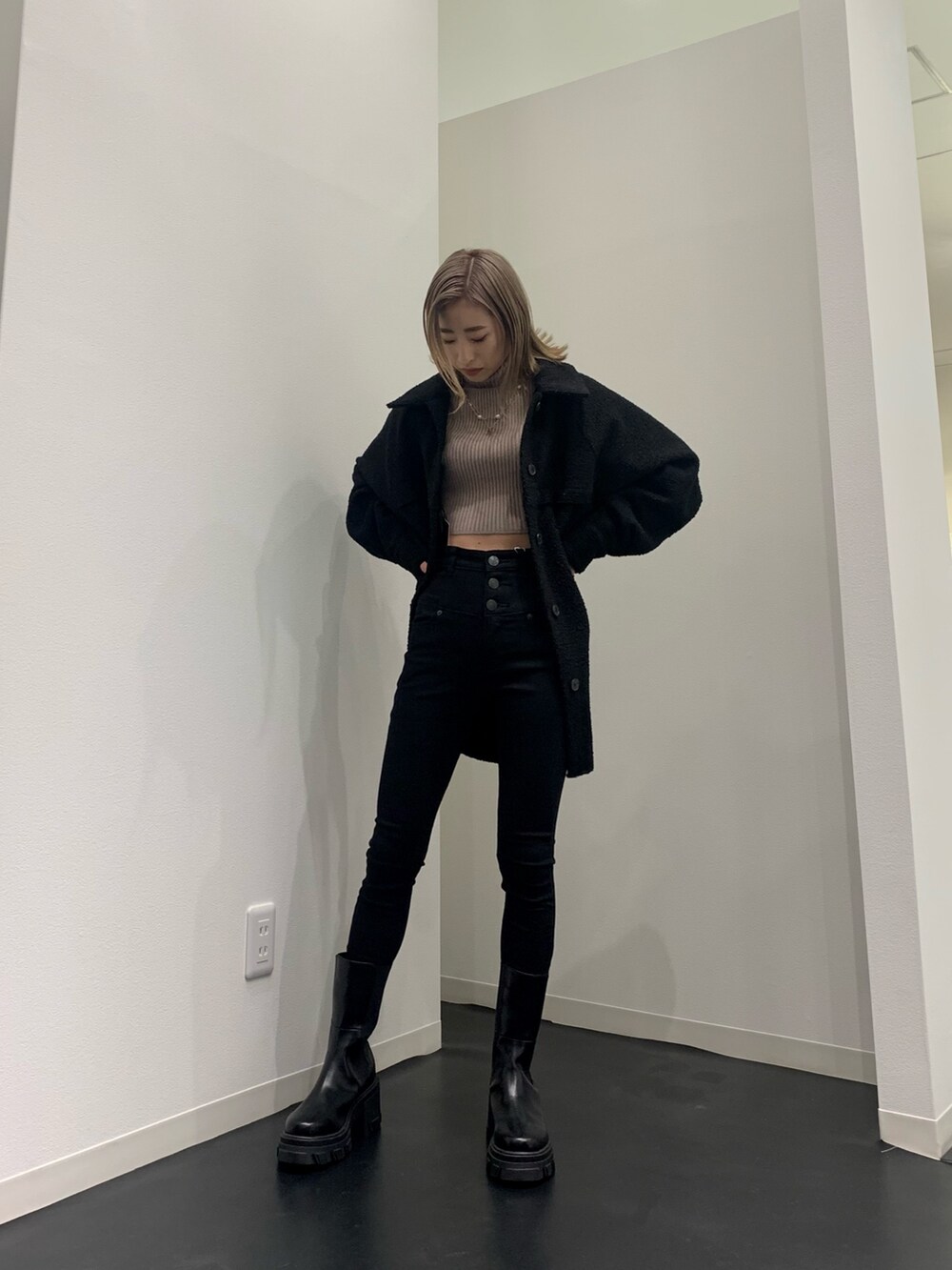 ベージュ系のニット/セーター、ブラック系のブルゾン、ブラック系のデニムパンツを着用したレディースの冬コーディネートの4枚目の写真