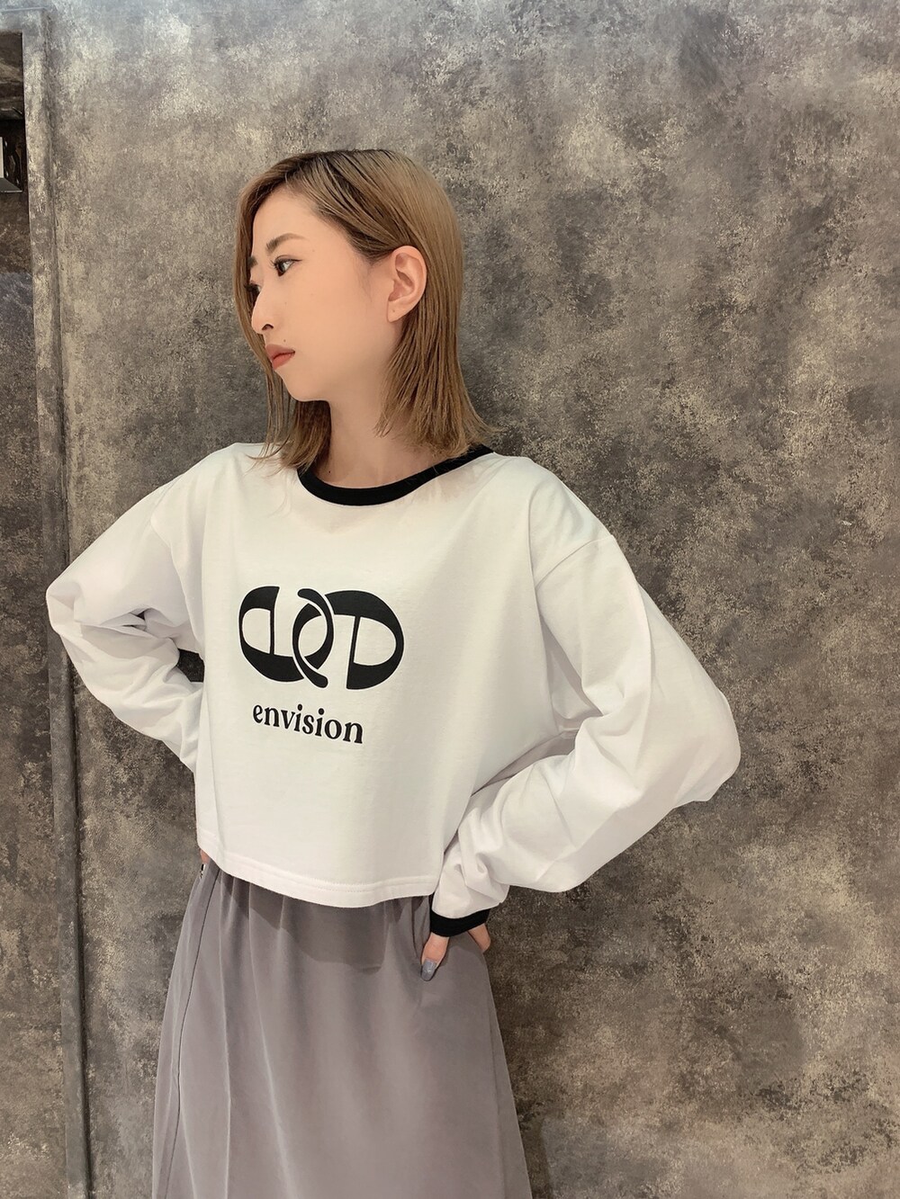 ブラック系のテーラードジャケット、ホワイト系のTシャツ/カットソー、グレー系のスカートを着用したレディースの冬コーディネートの8枚目の写真