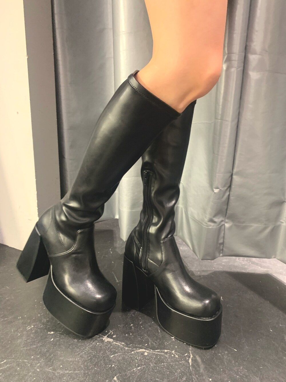 その他のスカート、その他のテーラードジャケット、ブラック系のニット/セーターを着用したレディースの秋コーディネートの6枚目の写真